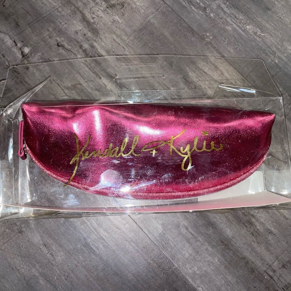 NWT Kendall and Kylie makeup bag - Picture 3 of 11